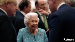 Ratu Elizabeth Inggris dan Perdana Menteri Boris Johnson menyambut para tamu di resepsi Global Investment Summit di Windsor Castle, Windsor, Inggris, 19 Oktober 2021. (Foto: Alastair Grant via Reuters)