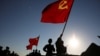 中国解放军军人在内蒙古朱日和训练基地准备参加阅兵，庆祝解放军建军90周年。中共党旗在前，国旗居中，军旗在后（2017年7月30日）