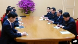 南韓總統文在寅特使等人的10人代表團從首爾直飛抵達平壤與北韓會談。