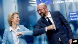 ဥရောပကောင်မရှင်ဥက္ကဋ္ဌ Ursula von der Leyen (ဘယ်) နဲ့ ဥရောပကောင်စီဥက္ကဋ္ဌ Charles Michel (ညာ)။ (ဇူလိုင် ၂၁၊ ၂၀၂၀)