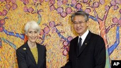 美國副國務卿謝爾曼(左)和南韓第一副外長星期二在首爾