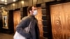 Seorang pria dengan masker berjalan melewati teater yang tutup setelah diumumkan bahwa pertunjukan Broadway akan membatalkan pertunjukan karena corona di New York, AS, 12 Maret 2020. (Foto: Reuters/Mike Segar)