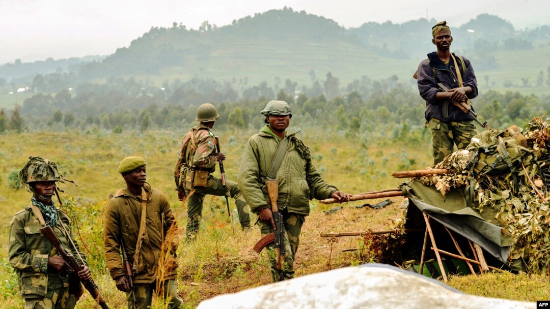 Ba sado ya mampinga ya Ekolo Congo démocratique likolo ya ngomba ya Kanyesheza, pene na ndeloa na Rwanda, Kivu, 15 1uin 2014.
