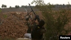 Para pejuang Syrian Democratic Forces (SDF) menembakkan senjatanya ke arah drone yang mereka sebut milik para pejuang IS di tepi sungai Eufrat, sebelah barat kota Raqqa, Suriah, 8 April 2017 (foto: REUTERS/Rodi Said)