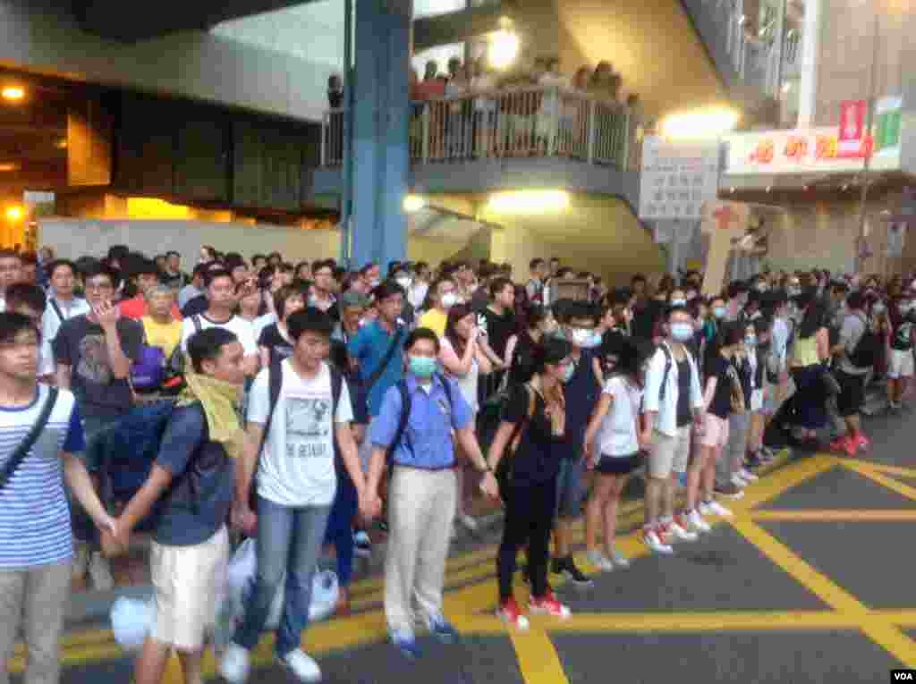 港人聲援佔中抗拒警方封鎖中環金鐘多處癱瘓(美國之音海彥拍攝)