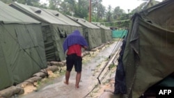 Seorang pria berjalan di antara tenda-tenda di pusat tahanan milik Australia bagi para pencari suaka di pulau Manus, Papua Nugini (foto: dok).