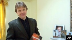 Penyidik Inggris mengatakan Presiden Putin mungkin secara pribadi menyetujui pembunuhan Alexander Litvinenko, mata-mata Rusia pembangkang dan tinggal di pengasingan di Inggris setelah mengeritik Putin dan menyebutnya, antara lain, pedofil.