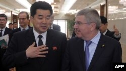 29일 토마스 바흐 국제올림픽위원회(IOC) 위원장(오른쪽)과 김일국 북한 조선올림픽위원회 위원장이 평양에서 만나 이야기하고 있다. 북한 조선중앙통신은 이날 토마스 바흐 국제올림픽위원회(IOC) 위원장이 평양에 도착했다고 보도했다.