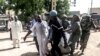 Pasukan keamanan Kamerun mengangkut para korban tewas dalam serangan bunuh diri di Maroua, Rabu (22/7).