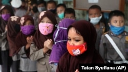 Anak-anak mengenakan masker untuk mencegah perebakan virus corona di sebuah Taman Kanak-kanak di Jakarta (foto: ilustrasi). 