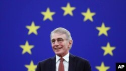 Presiden Parlemen Eropa David Sassoli di Gedung Parlemen Eropa di Strasbourg, Perancis, 15 Desember 2021. (Julien Warnand/Pool Photo via AP)