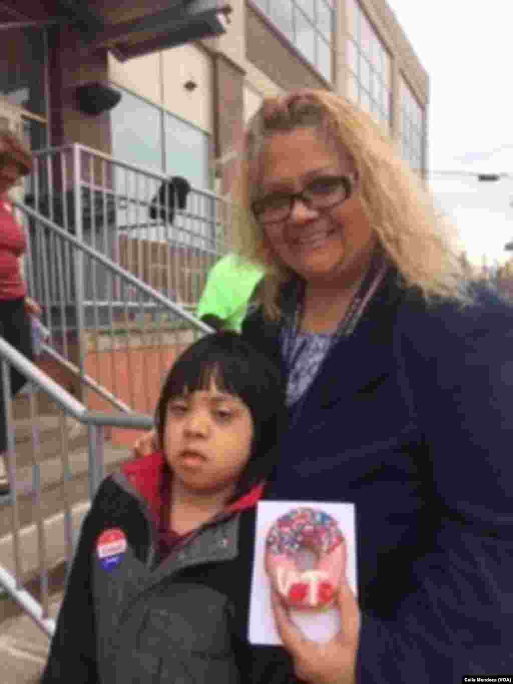 Seorang ibu meninggalkan sebuah TPS di Philadelphia, Pennsylvania bersama anaknya yang diberi donat bertuliskan "vote" (26/4).