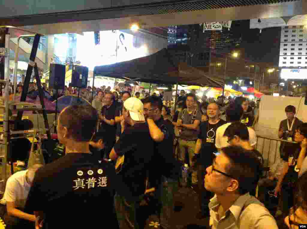 數以千計的學生和市民在金鐘雨傘廣場聲援學聯代表 (美國之音圖片/海彥拍攝)