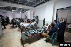 Warga Palestina yang terluka dalam serangan Israel terbaring di Rumah Sakit Shuhada Al-Aqsa yang juga jadi tempat pengungsi berlindung, di tengah konflik antara Israel dan Hamas, di Deir Al-Balah Jalur Gaza tengah, 3 Januari 2024.