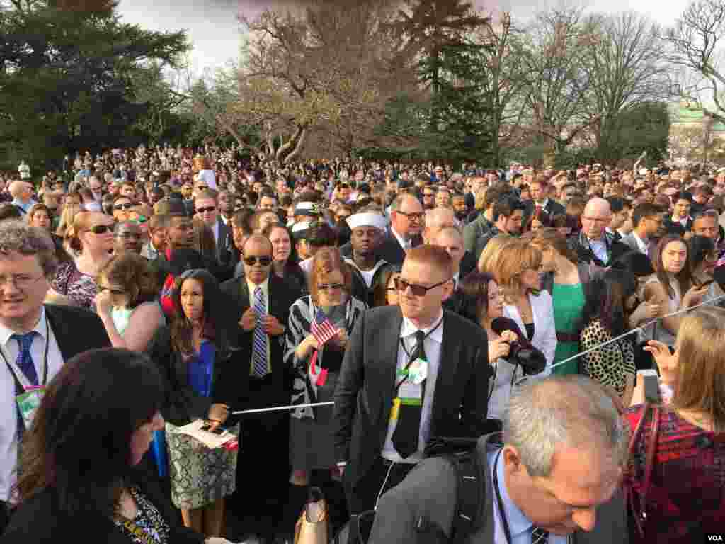 Crowded White House lawn during arrival ceremony in honor of Canada's Prime Minister Justin Trudeau who is in Washington for meetings with President Barack Obama, March 10, 2016. (A. Pande / VOA)