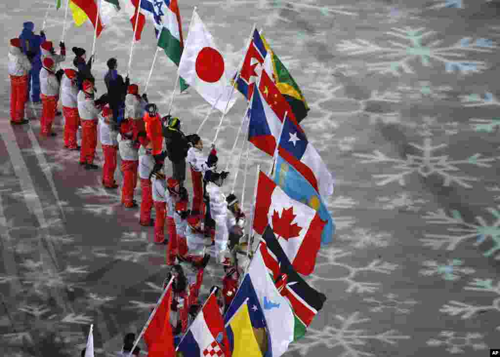 平昌冬奥会闭幕式上，各国国旗列队。（2018年2月25日）