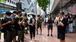 這張照片拍攝於 2020 年 10 月 1 日，照片中一名男子在中國國慶日期間在香港用長笛演奏《願榮光歸香港》。（資料照片）