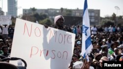Imigran Afrika menggelar aksi protes di Lapangan Rabin, Tel Aviv (5/1).
