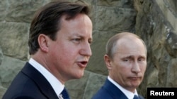 英国首相卡梅伦和俄罗斯总统普京（右）5月10日在索契向媒体发表讲话