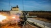 ARCHIVO - En esta imagen del Departamento de Defensa de EEUU, soldados del ejército estadounidense disparan un sistema de misiles TOW durante una maniobra en Fort Campbell, Kentucky, en octubre de 2018. Estos sistemas forman parte del nuevo envío de ayuda de EEUU a Ucrania. 