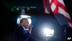 Presiden Donald Trump berbicara dalam kampanye di Bandara Arnold Palmer, Latrobe, Kamis, 3 September 2020. (Foto: AP/Evan Vucci)