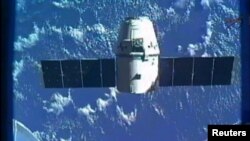 Pesawat kargo SpaceX Dragon terlihat di ujung tangan robot Canadarm2 stasiun antariksa internasional (ISS) pada pengiriman pasokan akhir Mei tahun lalu (foto: dok).