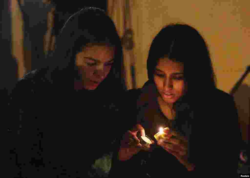 People light candles after an announcement of the death of former South African President Nelson Mandela in Houghton, Dec. 5, 2013.