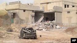 Damaged building are seen in Taftanaz village, east of Idlib city, Syria, April 5 , 2012. 