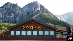 북한 금강산 내 남한 기업 현대아산이 건설한 '온정각 동관' 휴게 시설과 주차장. (자료사진)