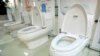 Toilet bermerk Trump yang diproduksi oleh Shenzhen Trump Industrial Co. dipmerkan di kantor perusahaan tersebut di Shenzhen, China (13/2). (AP/Mark Schiefelbein)