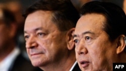 Potpredsednik Interpola Aleksandar Prokopčuk i Meng Hongvei, tadašnji šef Interpola na Svetskom kongresu u Singapuru 4. jula 2017. 