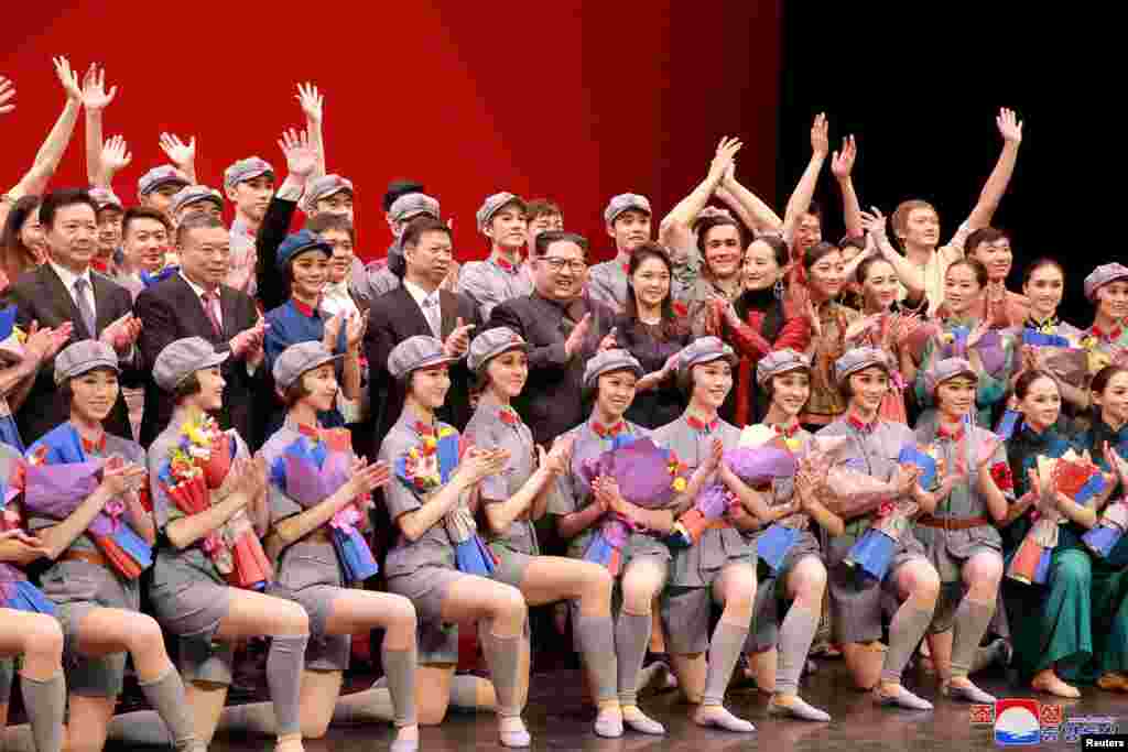 2018年4月16日,朝鲜领导人金正恩及其夫人李雪主和中共中央对外联络部部长宋涛在平壤观看中国芭蕾舞剧《红色娘子军》后同演员一起鼓掌。此前,李雪主同朝鲜高层官员观看了中国芭蕾舞团演出的舞剧《吉赛尔》。而在2017年11月,宋涛以中共中央总书记习近平特使的身份访问朝鲜,目的是向金正恩通报中共十九大的情况, 却在平壤受到冷遇,没见到金正恩。