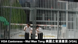 保安人員關上香港政府總部公民廣場新建的3米高大閘，不讓學民思潮成員進入公民廣場召開罷課記者會