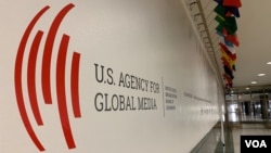 Logoja e USAGM (Agjensisë së Shteteve të Bashkuara për Mediat Globale) në hollet e Zërit të Amerikës