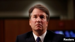 Calon Hakim Agung AS Brett Kavanaugh menyimak dalam sidang pengukuhan di Komite Yudisial Senat, di Capitol Hill, Washington, 4 September 2018.