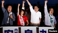 安倍晉三(右二)出席拉票活動