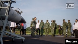 台灣總統蔡英文在屏東舉行的年度漢光軍演期間視察台灣空軍起飛降落的演習。 （2021年9月１５日）