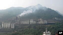 攝於2011年10月21日的這張照片顯示中國一家污染空氣的工廠