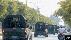 一隊軍車在緬甸曼德勒街頭巡邏。 (資料照：2021年2月3日星期三)