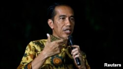 Presiden terpilih Joko Widodo berbicara pada media dalam konferensi pers di kediamannya di Jakarta (21/8). (Reuters/Darren Whiteside)