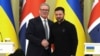 Presiden Ukraina Volodymyr Zelenskyy (kiri) menerima kunjungan PM Inggris Keir Starmer di Kyiv, Kamis (16/1). 
