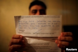 Melvin Garsija, deportovan iz SAD, razdvojen je od svoje 12-godišnje ćerke na graničnom prelazu Mekalen. Agenciji Rojters pokazao je pismo u kojem ga američka imigraciona služba obaveštava da mu se ćerka nalazi u pritvoru za maloletnike u Teksasu i čeka izlazak pred sudiju.