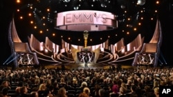 Suasana acara penghargaan Emmy Awards yang dibawakan oleh komedian dan pembawa acara Jimmy Kimmel (18/9). 