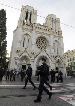 Polisi Perancis memeriksa kawasan di sekitar gereja Notre Dame di Nice, Perancis selatan, Kamis, 29 Oktober 2020.