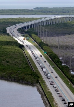 Motorizovani stanovnici kreću se severno putem US 1, 6. septembra 2017 u Ki Largu, Florida, u isčekivanju uragana Irma. Zvaničnici Kija proglasili su evakuaciju u sredu za posetioce, dok je stanovnicima rečeno da se evakuišu narednog dana