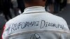 Seorang pria mengenakan jaket "Reformasi Dikorupsi" dalam unjuk rasa di Jakarta, 21 Oktober 2019. (Foto: Reuters)