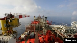 Dek kapal produksi dan penyimpanan minyak mentah di Lapangan Lufeng, d lepas pantai Laut China Selatan, 24 Mei 2006. 
