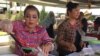 Penjual cendol mempersiapkan pesanan pelanggan dalam acara "Indonesia Culinary Festival 2017" di KJRI Houston, Texas.