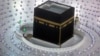 Umat muslim berdoa selama salat subuh pertama di bulan suci Ramadhan, di sekitar Ka'bah, bangunan kubik di Masjidil Haram. (Foto: AP/Amr Nabil)