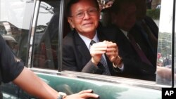 Pemimpin oposisi Kamboja Kem Sokha menyapa media setelah sidang pengadilan di Phnom Penh, 16 Januari 2020. (Foto: AP)